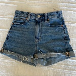 Stretchy Mom Shorts medium wash